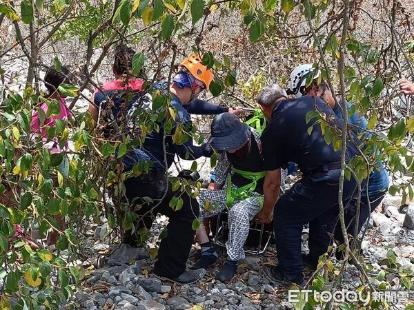 ▲雲豹工作隊跟派出所副所長一起登山協助運送95歲長者 。(圖/記者吳奕靖翻攝)
