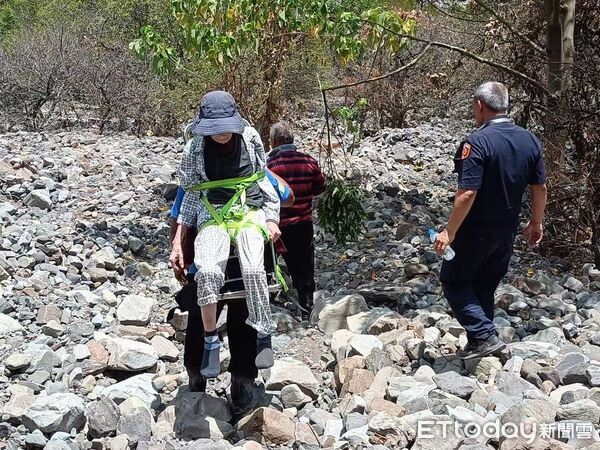▲雲豹工作隊跟派出所副所長一起登山協助運送95歲長者 。(圖/記者吳奕靖翻攝)