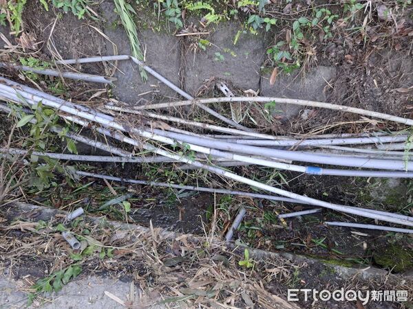 ▲台南市工務局加強山區邊溝清疏,呼籲民眾勿私掛管線影響排水。(記者林東良翻攝,下同)