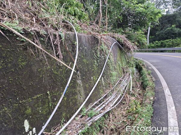 ▲台南市工務局加強山區邊溝清疏,呼籲民眾勿私掛管線影響排水。(記者林東良翻攝,下同)