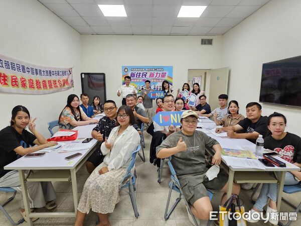 ▲▼移民署台中第二服務站教導新住民夫妻手作泰國紙花。(圖/移民署提供,下同)