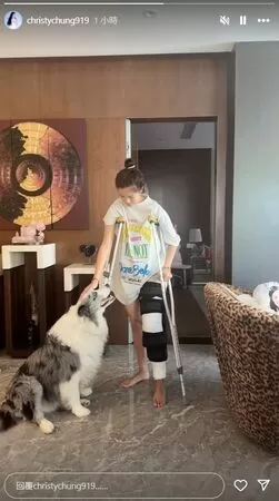 ▲鍾麗緹17歲女兒術後「拄拐杖」在家休養 2天前練球受傷急開刀。(圖/翻攝自鍾麗緹IG)