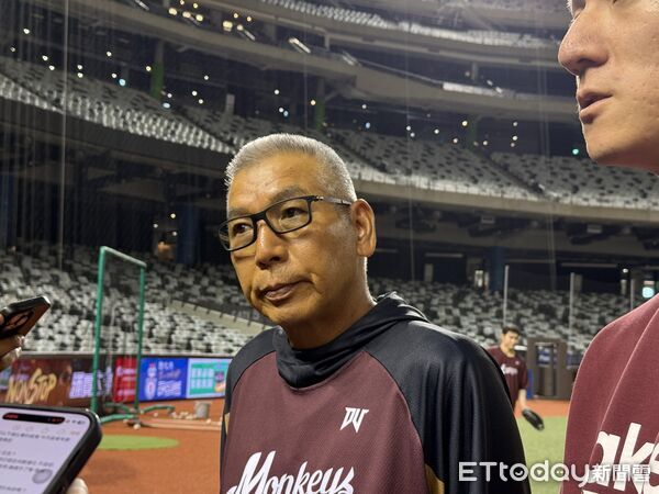 ▲▼ Trackman日本總部今天造訪大巨蛋,預計拜會中職各隊,首站和樂天桃猿、台鋼雄鷹交流。樂天桃猿總教練古久保健二直言,相當期待未來主場能夠擁有這套系統, 。(圖/記者王真魚攝)