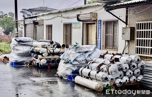 ▲台南市政府提前備妥帆布與工班待命,颱風過後可迅速協助屋頂修復。(記者林東良翻攝,下同)