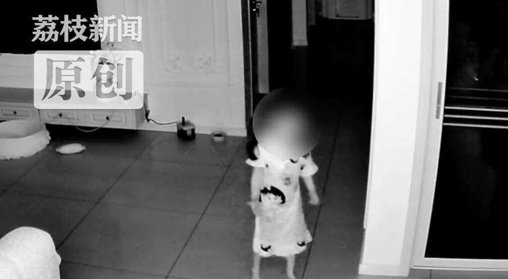 ▲江蘇淮安一名五歲女童凌晨夢遊,過程全被監視器記錄下來。(圖/翻攝荔枝新聞)