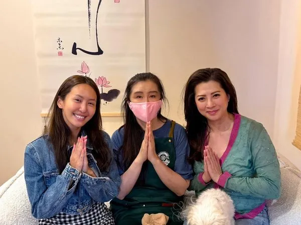 ▲▼薔薔曬王祖賢合照「短裙疑走光」。(圖/翻攝自臉書)