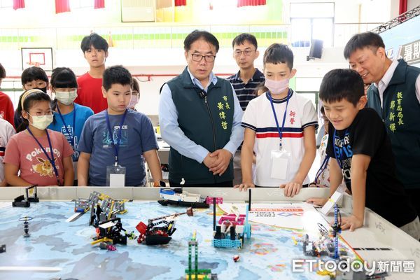 ▲黃偉哲市長現場操作機器人,與學生交流任務策略。(圖/記者林東良翻攝,下同)