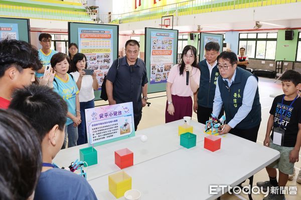 ▲黃偉哲市長現場操作機器人,與學生交流任務策略。(圖/記者林東良翻攝,下同)
