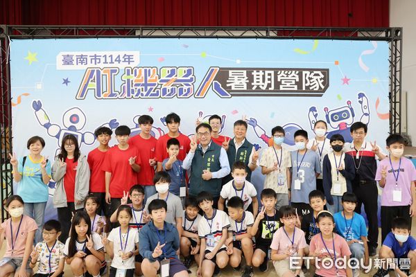 ▲黃偉哲市長現場操作機器人,與學生交流任務策略。(圖/記者林東良翻攝,下同)