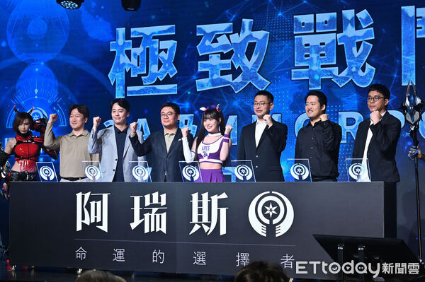 ▲▼▲▼啦啦隊女神邊荷律遊戲代言。(圖/記者李毓康攝)。(圖/記者李毓康攝)