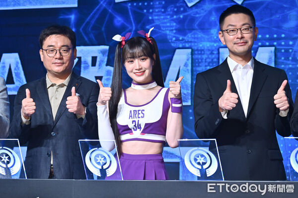 ▲▼▲▼啦啦隊女神邊荷律遊戲代言。(圖/記者李毓康攝)。(圖/記者李毓康攝)