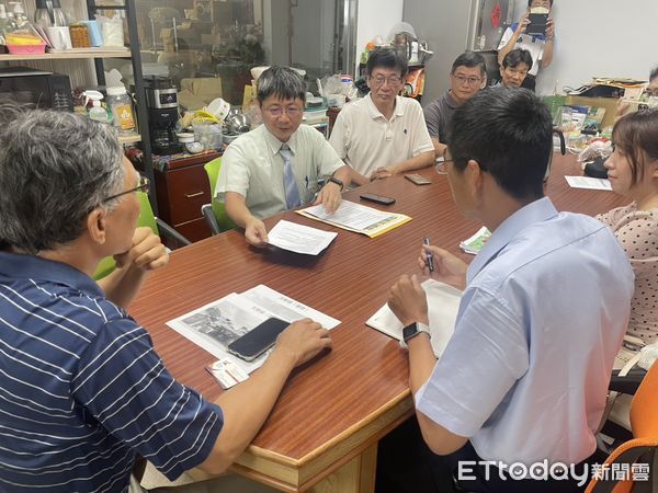 ▲文化局副局長林韋旭與「搶救風神廟聯盟」召集人陳鋕銘與南華大學建築系魏光莒教授現場討論,提出兼顧古蹟安全與私人權益的雙贏方案。(圖/記者林東良翻攝)