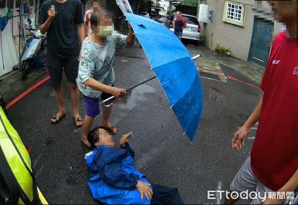 ▲▼施工兄妹跌落地面,救護人員緊急將2人送醫治療。(圖/記者翁伊森翻攝)