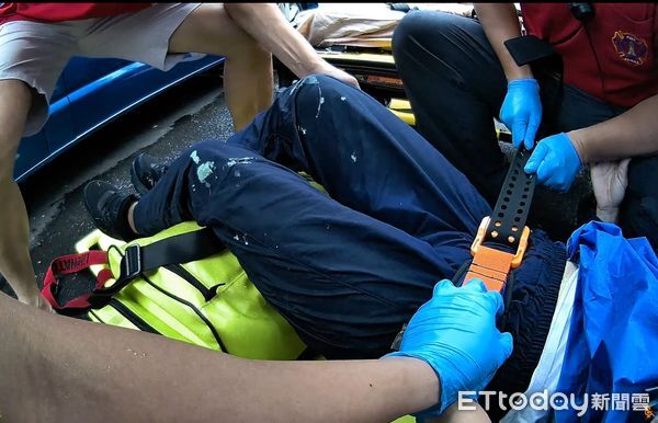 ▲▼施工兄妹跌落地面,救護人員緊急將2人送醫治療。(圖/記者翁伊森翻攝)