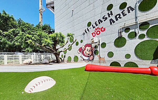 ▲桃園市動保處與中職樂天桃園合作打造全台首創「棒球場寵物樂園」,提供專屬毛小孩跑跳區域。(圖/市府動保處提供)