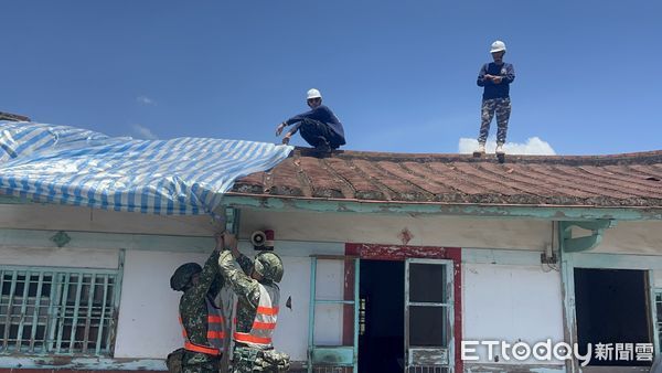 ▲楊柳颱風過境後,台南市國軍出動450員兵力協助災後復原,包括道路清理與屋頂帆布固定。(記者林東良翻攝,下同)