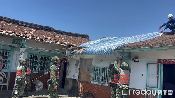 ▲楊柳颱風過境後,台南市國軍出動450員兵力協助災後復原,包括道路清理與屋頂帆布固定。(記者林東良翻攝,下同)