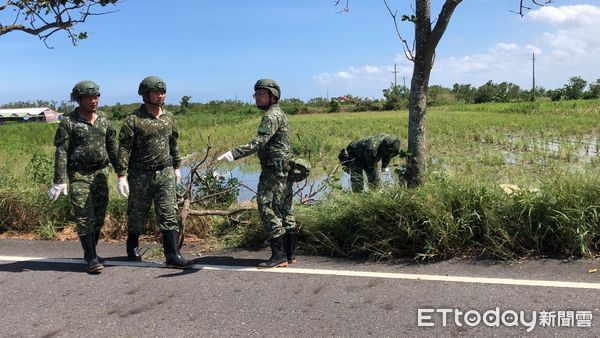 ▲楊柳颱風過境後,台南市國軍出動450員兵力協助災後復原,包括道路清理與屋頂帆布固定。(記者林東良翻攝,下同)