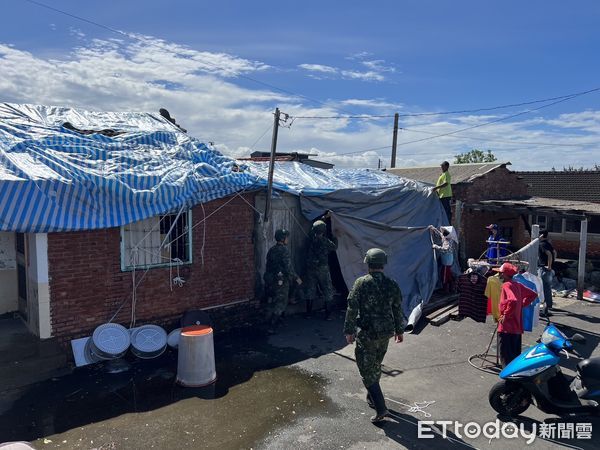 ▲楊柳颱風過境後,台南市國軍出動450員兵力協助災後復原,包括道路清理與屋頂帆布固定。(記者林東良翻攝,下同)