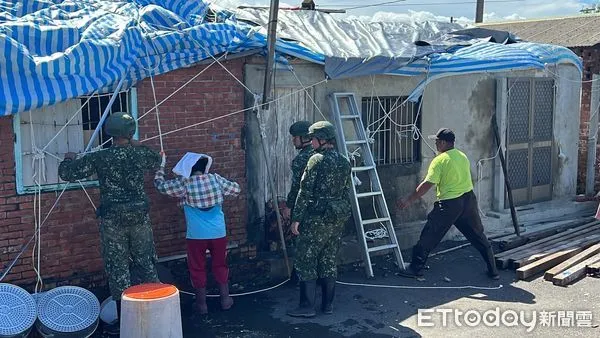 ▲楊柳颱風過境後,台南市國軍出動450員兵力協助災後復原,包括道路清理與屋頂帆布固定。(記者林東良翻攝,下同)