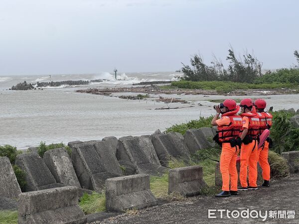 ▲▼ 不再柔性勸導了!無視禁令颱風擅闖管制區釣魚遭浪捲走 同伴被開單移送裁罰最高25萬 。(圖/記者翁伊森翻攝)