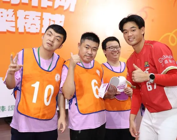 ▲伊甸第二屆樂樂棒球賽,逾280位身障學員齊聚台中大比拚味全龍將曹祐齊熱情開球,為場上選手加油打氣。(圖/ 伊甸基金會提供)