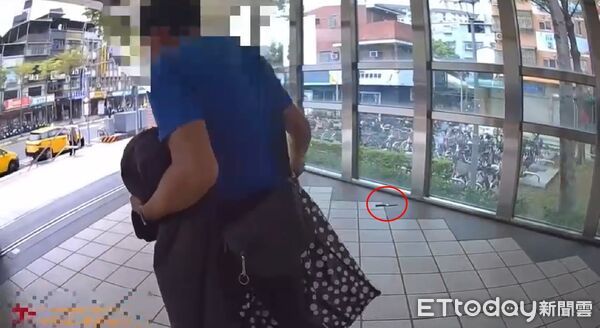 ▲▼潘男遭盤查後情緒失控將刀摔在地上,還朝員警大罵三字經。(圖/記者陸運陞翻攝)