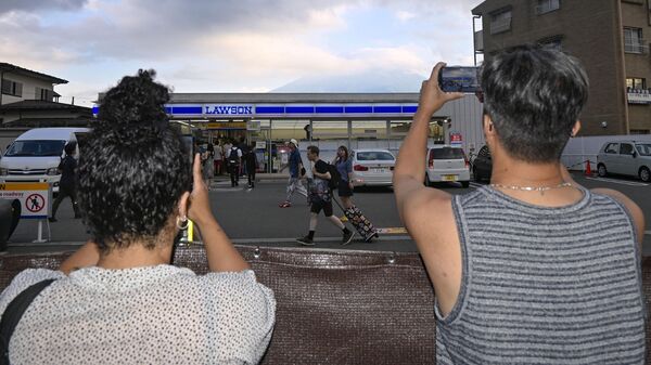 ▲▼日本河口湖「富士山布幕」掛回來了。(圖/路透)