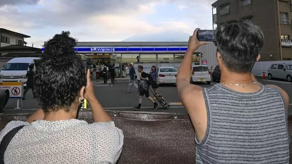 ▲▼日本河口湖「富士山布幕」掛回來了。(圖/路透)