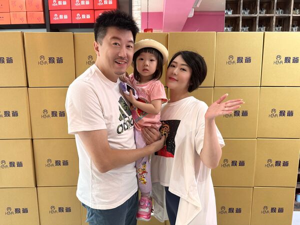 ▲文汶與長庚醫院合作公益行銷,主動捐贈防疫包與保養品物資給醫護人員。(圖/民視提供)