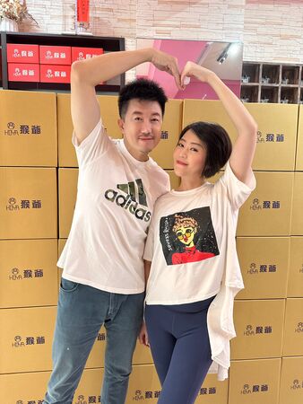 ▲文汶與長庚醫院合作公益行銷,主動捐贈防疫包與保養品物資給醫護人員。(圖/民視提供)