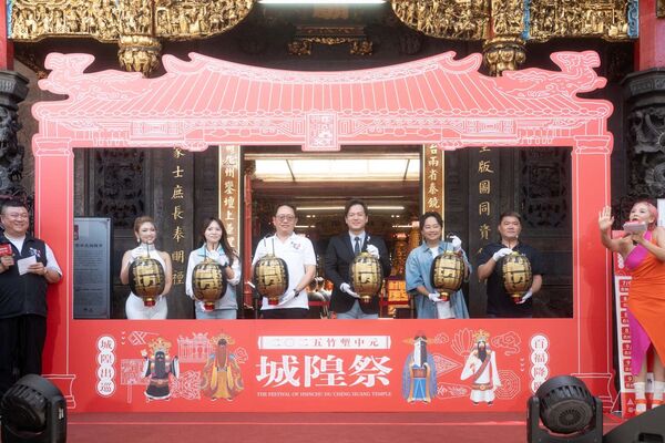 ▲2025竹塹中元城隍祭啟動儀式,代理市長邱臣遠與貴賓高掛「烏紗燈」為竹市祈福。(圖/新竹市政府提供)