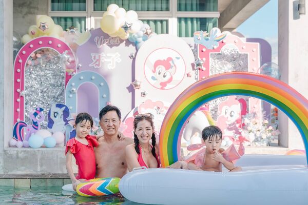 ▲林志隆(左)與劉伊心(右)為女兒牙子慶生。(圖/老虎牙子)