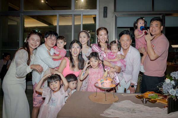 ▲林志隆(左)與劉伊心(右)為女兒牙子慶生。(圖/老虎牙子)