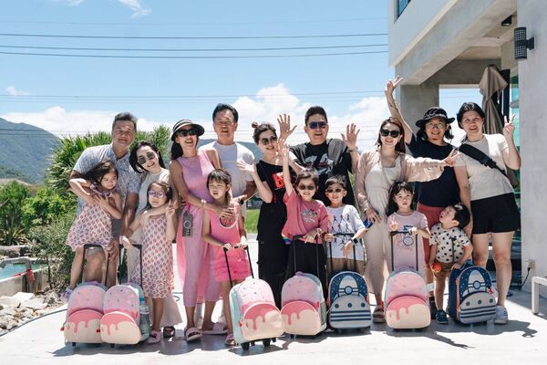 ▲林志隆(左)與劉伊心(右)為女兒牙子慶生。(圖/老虎牙子)