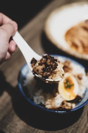▲宋朝─古早味滷肉飯。(圖/取自米其林網站/©梁德倫/SÒNG JHAO)