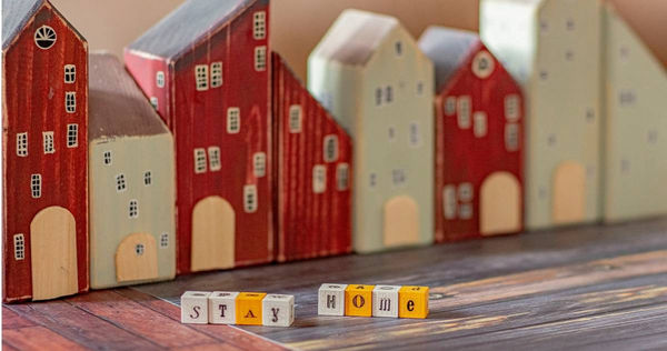 一名已婚女網友上網吐苦水,表示小叔今年想與女友結婚,對方家長卻要求「有房才能嫁」。小叔買不起房,於是找上自己的丈夫,希望能把夫妻倆結婚時貸款買下的婚房「借他住幾年」,讓她苦惱不已。(示意圖/翻攝unsplash)