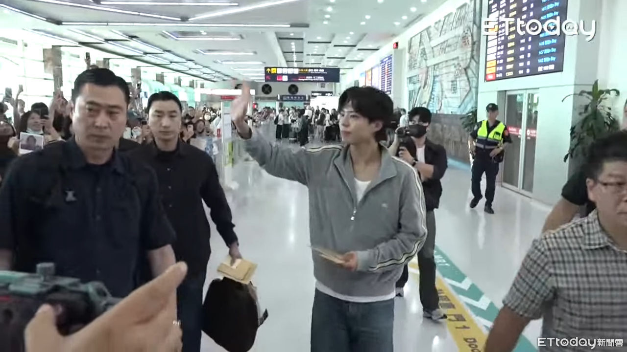 ▲▼ 直擊/年度最親切!朴寶劍環繞小港機場6分鐘 脫墨鏡舉動超暖心。(圖/記者劉亮亨攝)