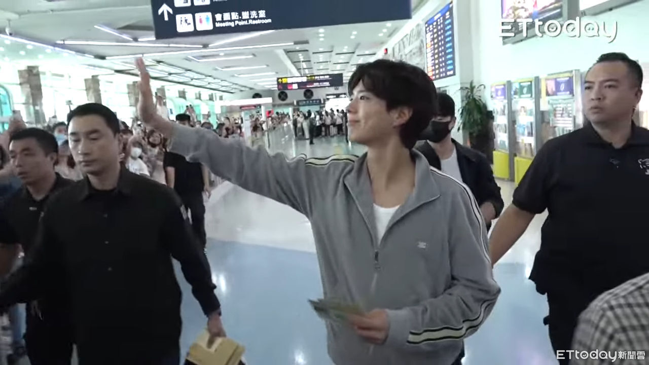▲▼ 直擊/年度最親切!朴寶劍環繞小港機場6分鐘 脫墨鏡舉動超暖心。(圖/記者劉亮亨攝)
