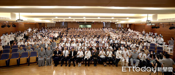 ▲慈濟基金會林碧玉副總執行長39周年慶上感恩從各地聚集到花蓮的人才無私的付出,守護鄉親健康。(圖/慈濟醫學中心提供,下同)