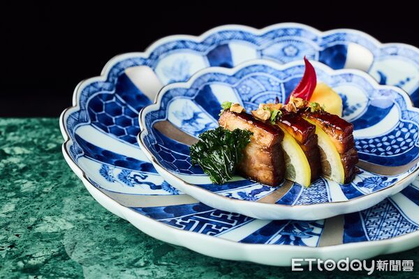 ▲心宴夏季菜單「無錫杜洛克.菊花炭」。(圖/心宴提供)