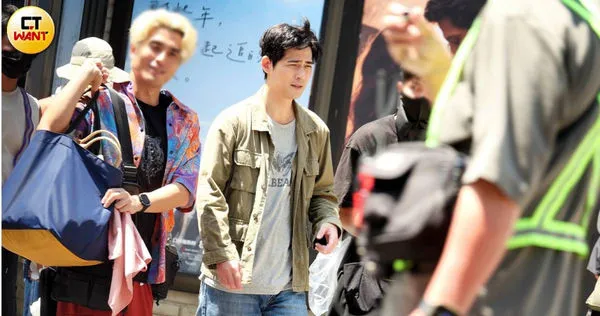 片場直擊/周渝民帥氣當黃牛現身電影街 使出把妹招數耍帥逗樂張鈞甯