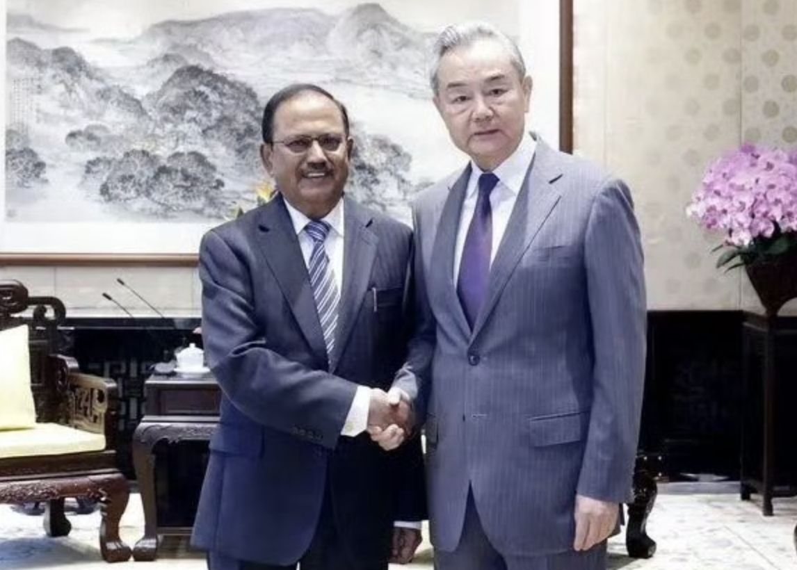 ▲王毅(圖右)與印度國家安全印度國家安全顧問多瓦爾(圖左)。(圖/翻攝微博)