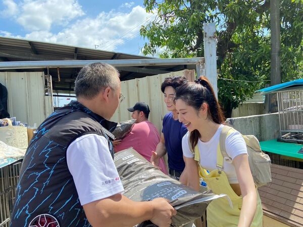 ▲韓雨潔與唐子元號召鹿希派、最美禮生寧寧、星野優、李家葳、李庭萱等人參與浪愛送糧公益活動。(圖/調皮浪浪園區)