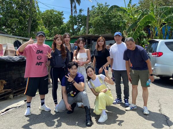 ▲韓雨潔與唐子元號召鹿希派、最美禮生寧寧、星野優、李家葳、李庭萱等人參與浪愛送糧公益活動。(圖/調皮浪浪園區)