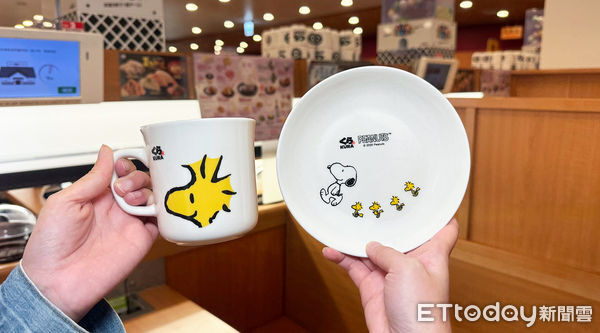 ▲藏壽司與史努比聯名活動再加碼滿額贈,分別是史努比造型圓盤與牛奶馬克杯。。(圖/藏壽司提供)
