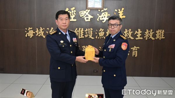 ▲海巡第二岸巡隊新隊長布達 副分署長覃仁勇親臨勗勉。(圖/記者郭世賢翻攝)