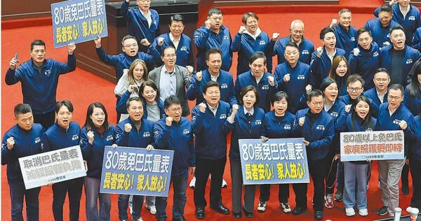 立院在去年12月31日三讀通過修法,明訂80歲以上長者申請外籍看護可免巴氏量表,但直到今年8月1日正式上路前,勞動部與部份民團都警告該政策將可能新增10萬名長者將申請外籍看護,讓重病重障有申請看護需求者相當憂心,但勞動部迄今未公布已申請者具體人數。(圖/報系資料照)