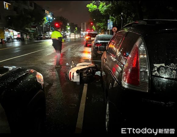 ▲▼陳姓男騎士騎車途中,一隻流浪貓突然從路旁衝出,害他來不及反應直接撞上,人車倒地滑行,貓則當場死亡。(圖/記者吳世龍翻攝)