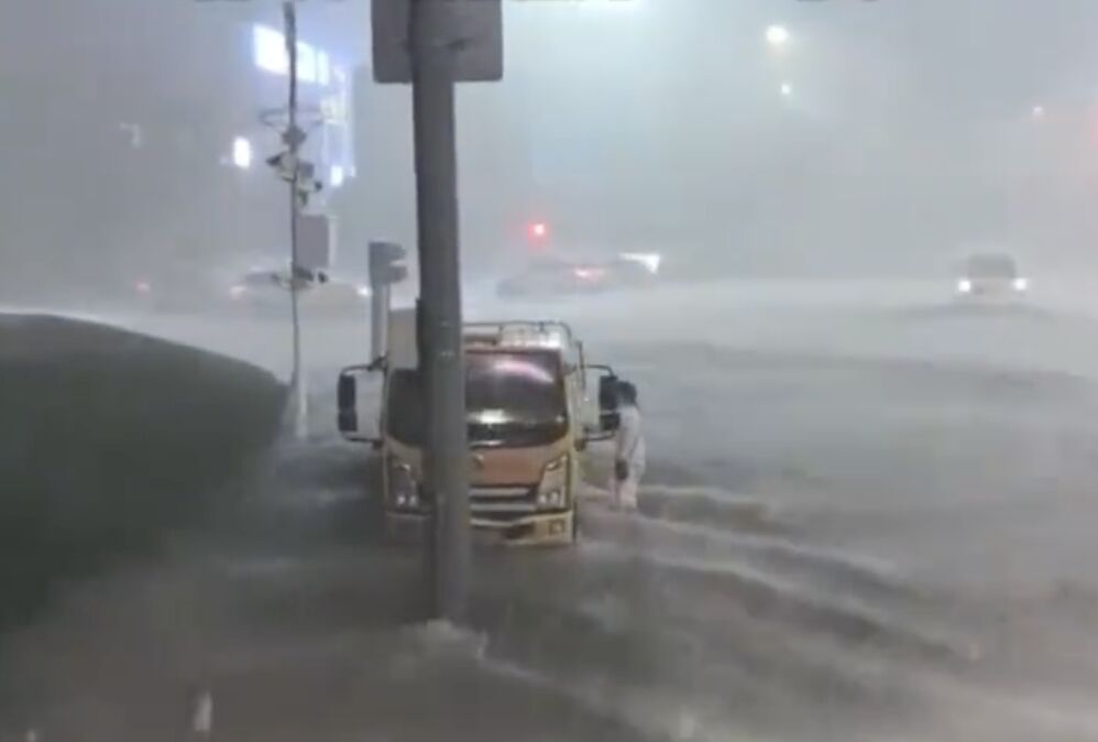 ▲內蒙古鄂爾多斯突降暴雨。(圖/翻攝微博)